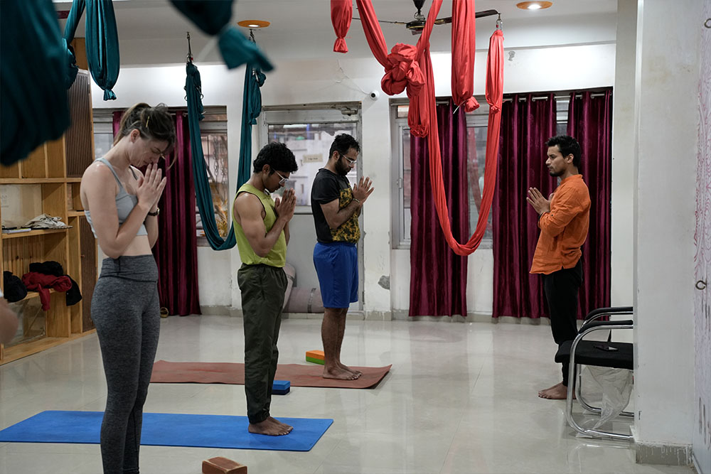 100hrs-yoga-class